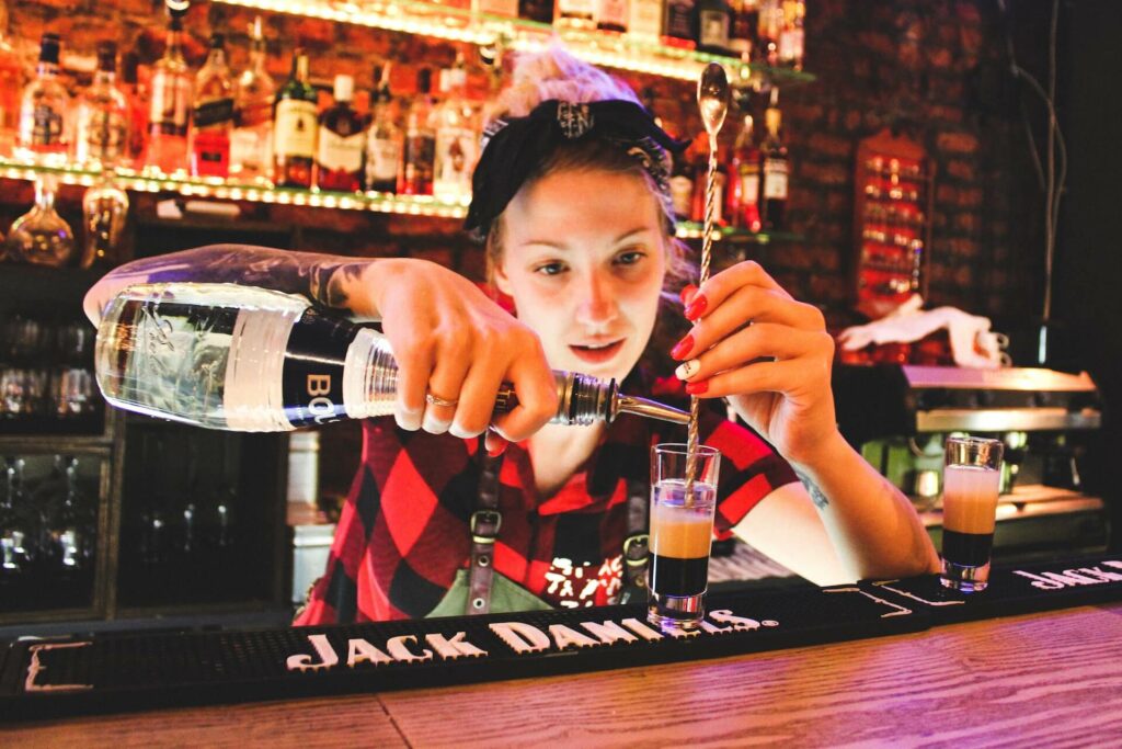 pros and cons of bartending